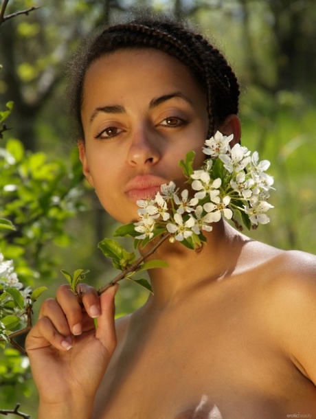 La africana Kira Pérez en solitario caliente bonita foto